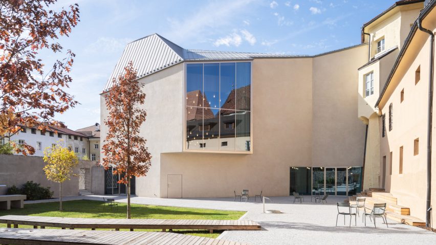Exterior image of Brixen Public Library