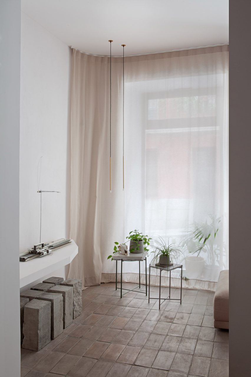 اتاق نشیمن آپارتمان مادرید توسط متئو فراری و کارلوتا گالو با پنجره های بزرگ