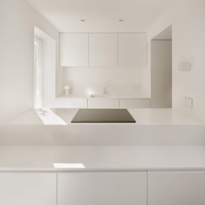 Cocina blanca minimalista de la casa de Londres