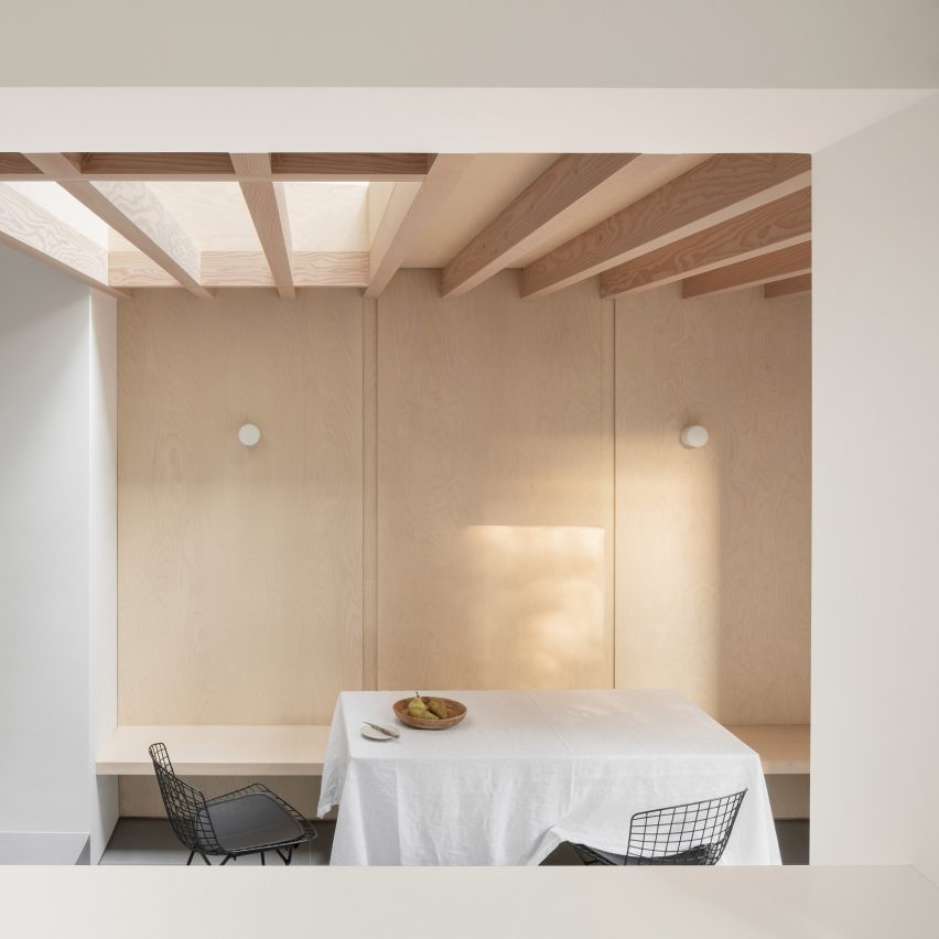 Minimalist dining area by Studio Hallett Ike