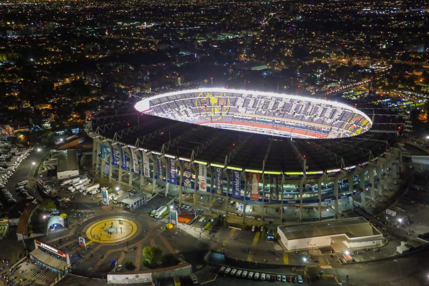Stadion Azteca, Kota Meksiko, Meksiko, oleh Pedro Ramírez Vázquez dan Rafael Mijares Alcérreca 