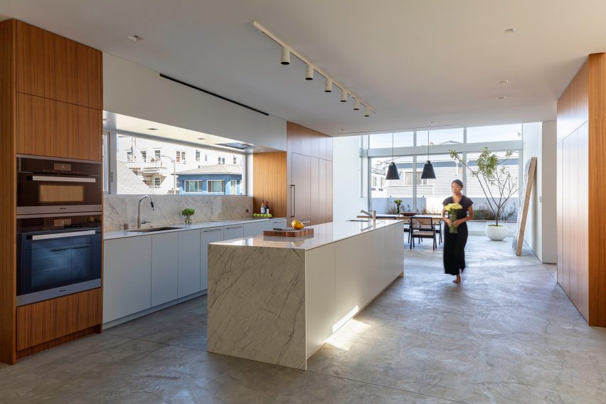 Marble-edged kitchen island