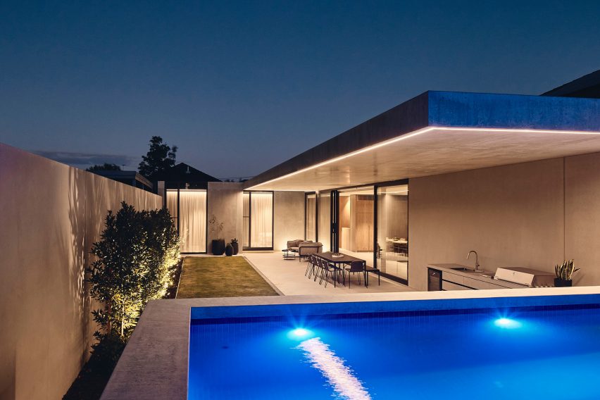 Outdoor courtyard pool at The Courtyard House by FGR Architects