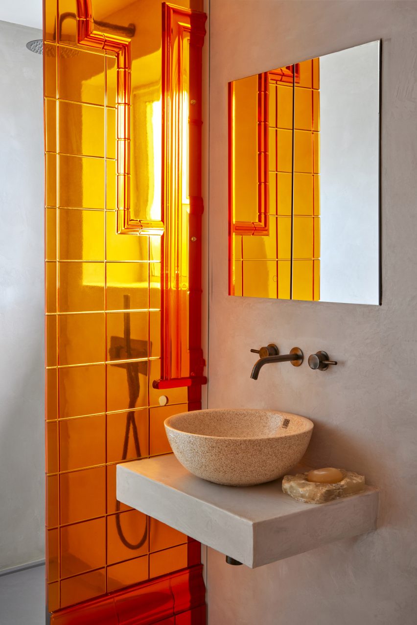 Mampara de ducha de resina naranja en baño