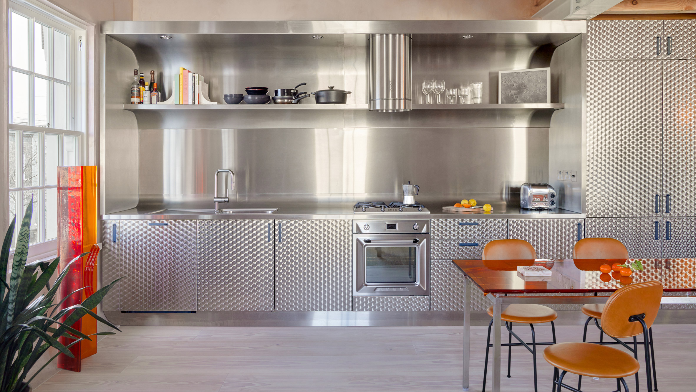 Holloway Li designs flat with kitchen informed by fish-and-chip shops - Vimarsana News