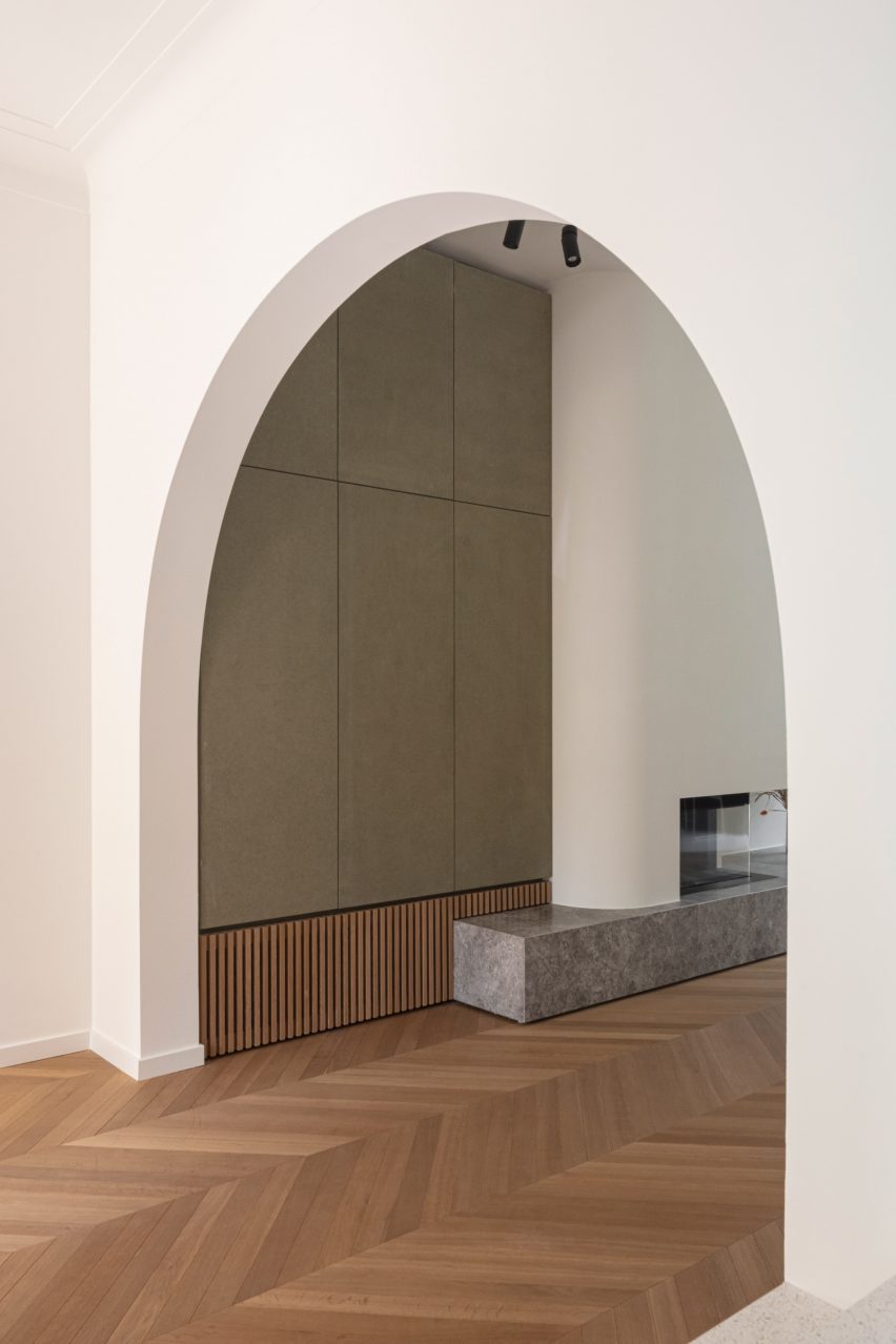 Fireplace and arch in art-deco House Mellinet by Atelier Fréderic Louis
