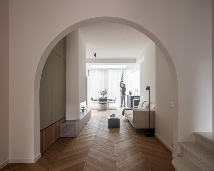 Arched opening in art-deco House Mellinet by Atelier Fréderic Louis