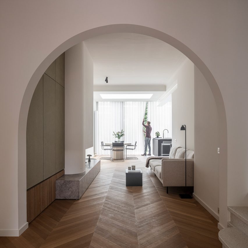 Arched opening in House Mellinet by Atelier Fréderic Louis