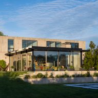 Jenny Peysin Architecture creates concrete Southampton home with a glass pavilion