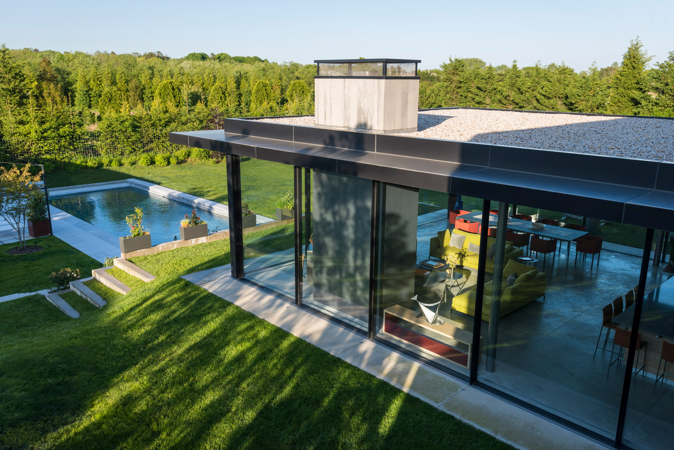 Double-tiered roof plate on Hamptons house
