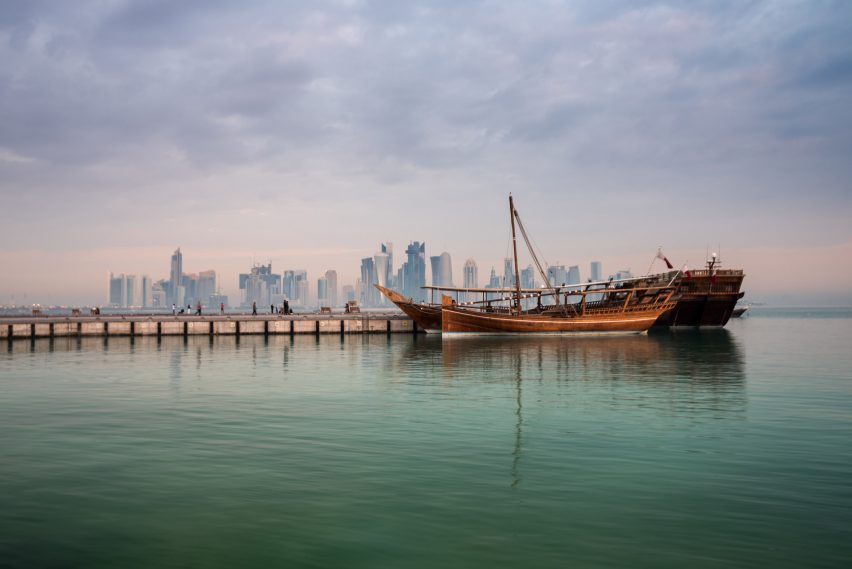 Vista de la bahía de Doha con barco