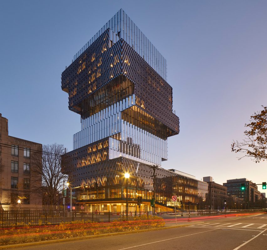Fotografía arquitectónica del Centro de Computación y Ciencia de Datos de la Universidad de Boston desde la calle