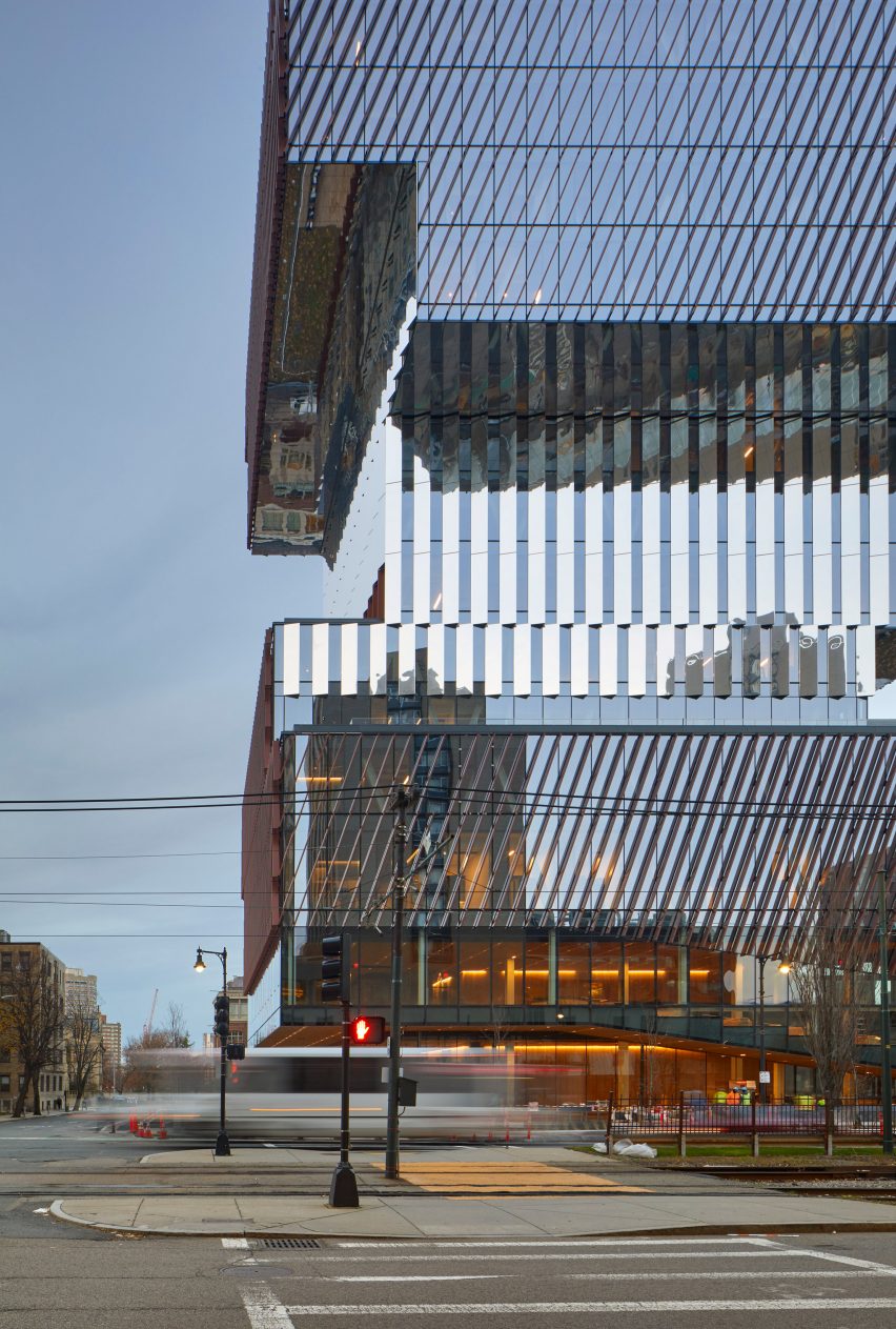 Sección de la fachada del edificio de la Universidad de Boston KPMB
