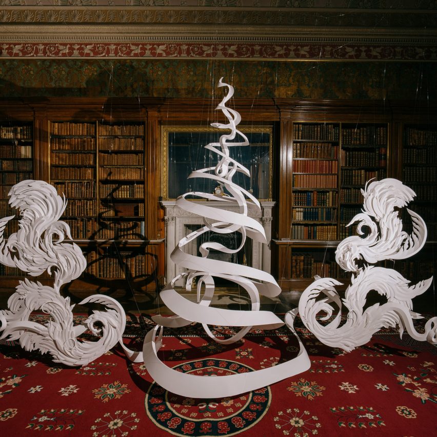 Árbol de Navidad con cinta blanca en la exposición Harewood House