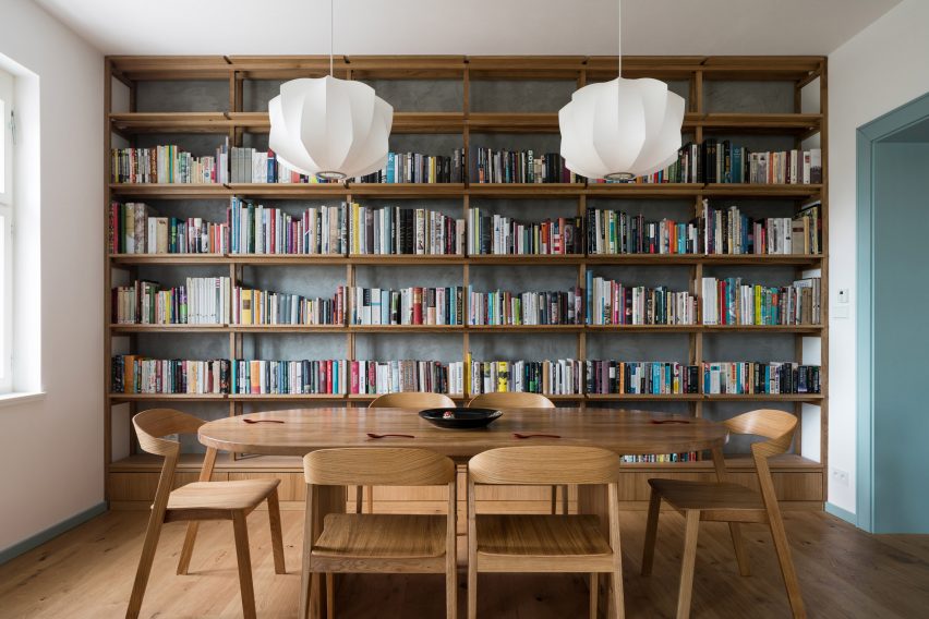 Dining area with bookcase at the Under the Top house by No Architects