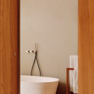 Bathroom in Pateos houses by Manuel Aires Mateus