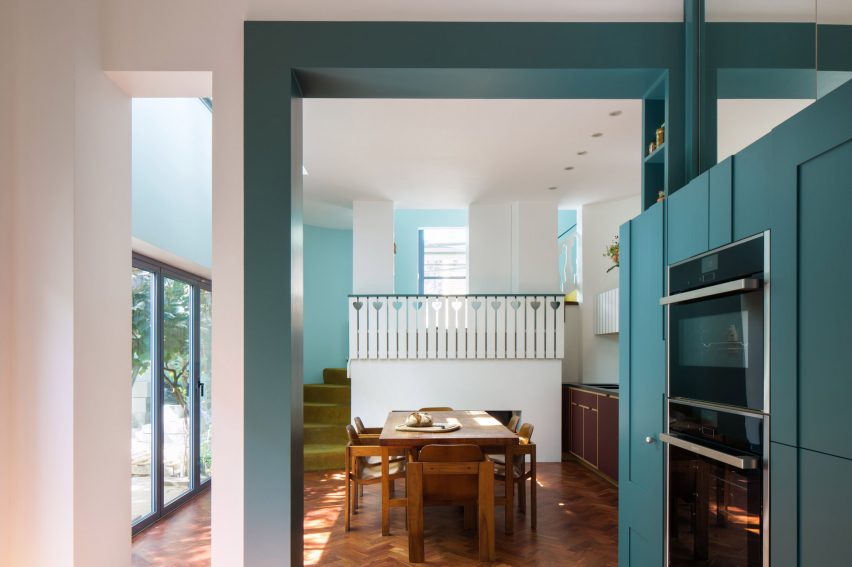 Rumah Biru oleh dapur FAT