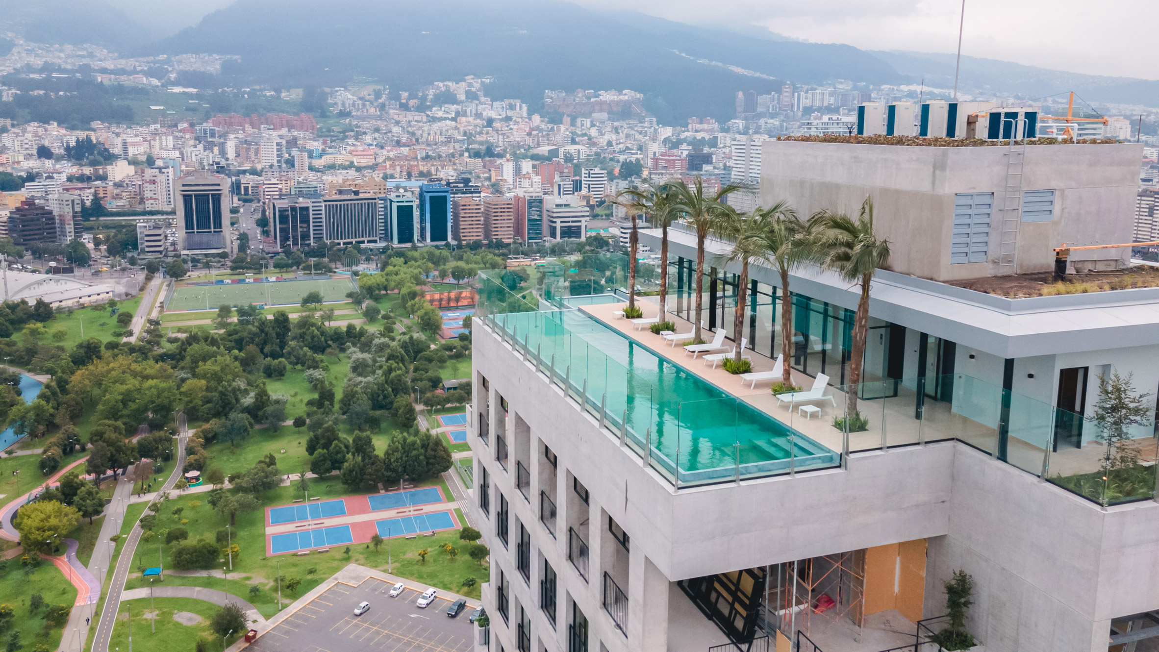 Image of the rooftop pool and surroundings at the Ecuadorian residential tower