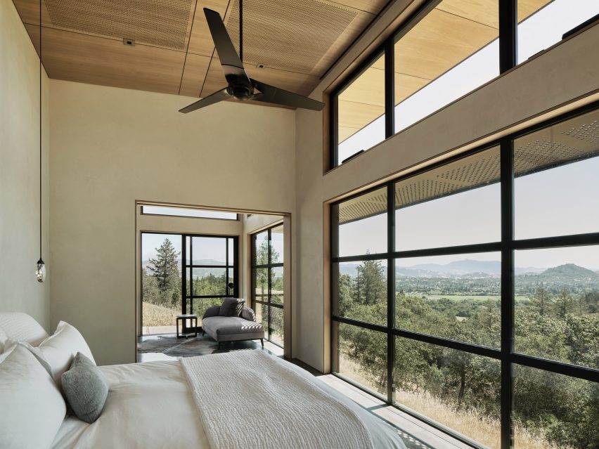 Volumen del dormitorio con vistas panorámicas en la casa por Feldman Architecture
