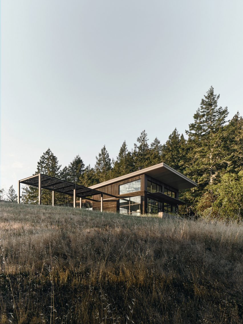 Propiedad revestida de cedro en California por Feldman Architecture