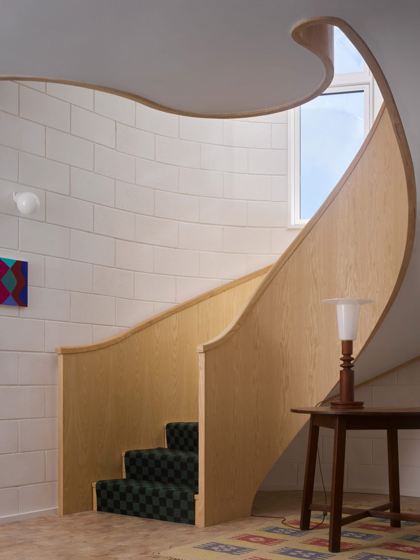 Curved staircase in Red House by David Kohn