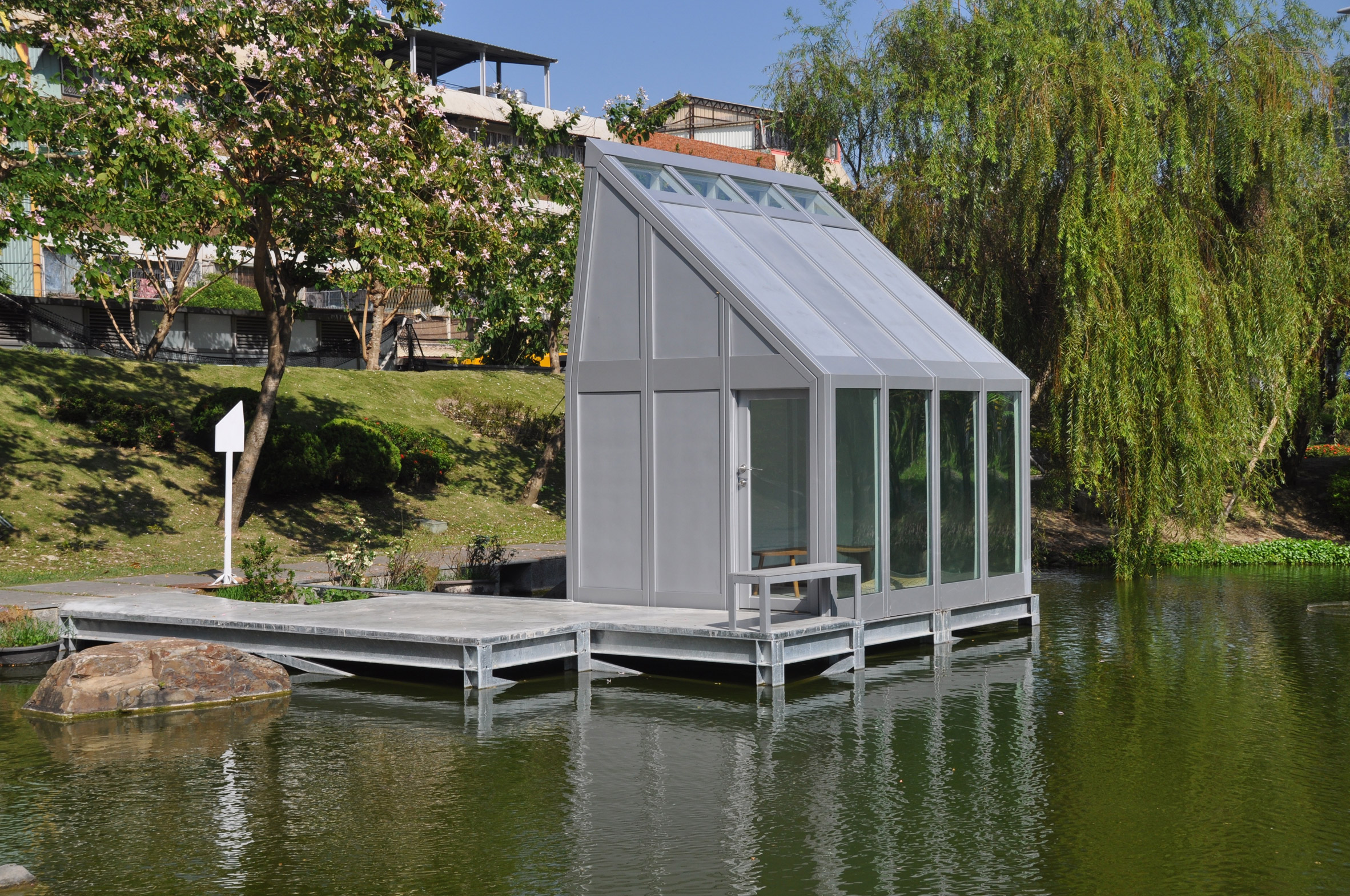 Experimental pavilion by Water-Filled Glass