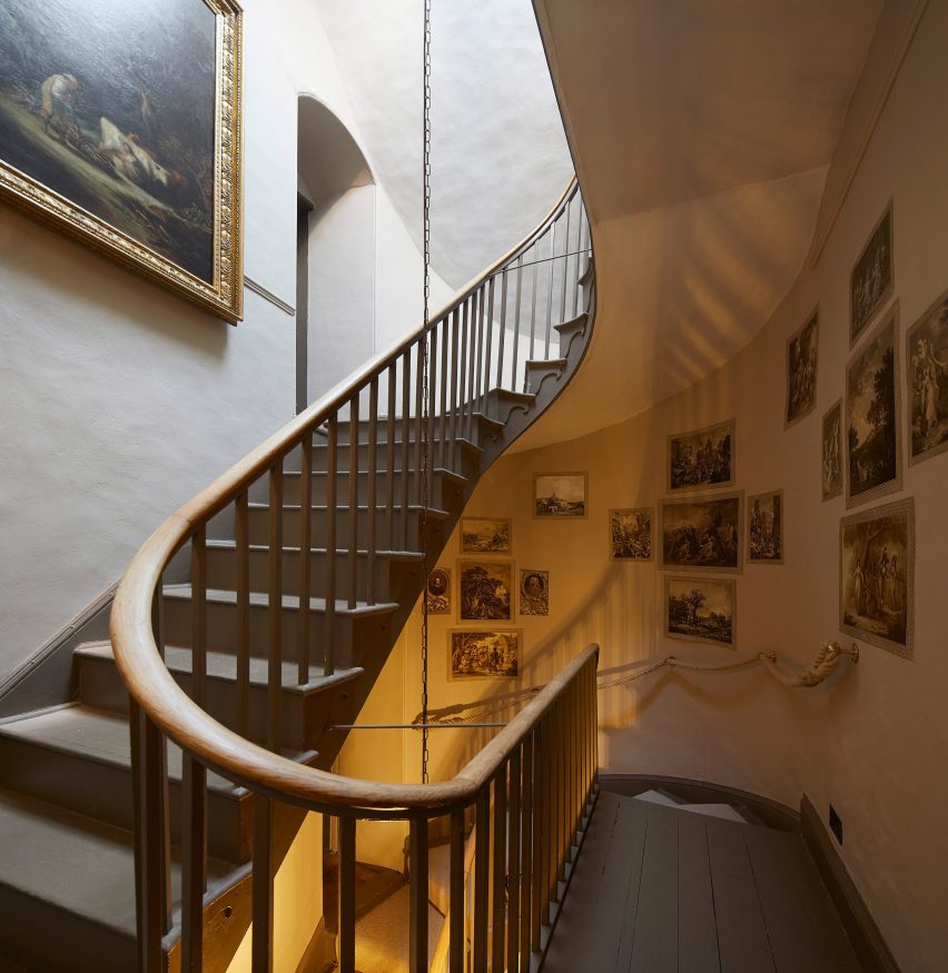 Foto de una galería y una escalera