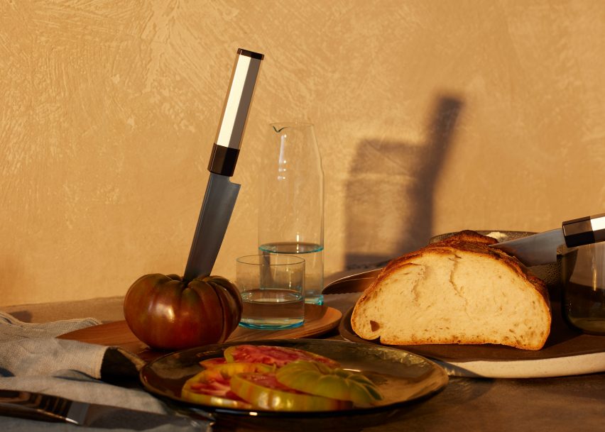 Foto de alimentos y utensilios de cocina sobre una superficie.
