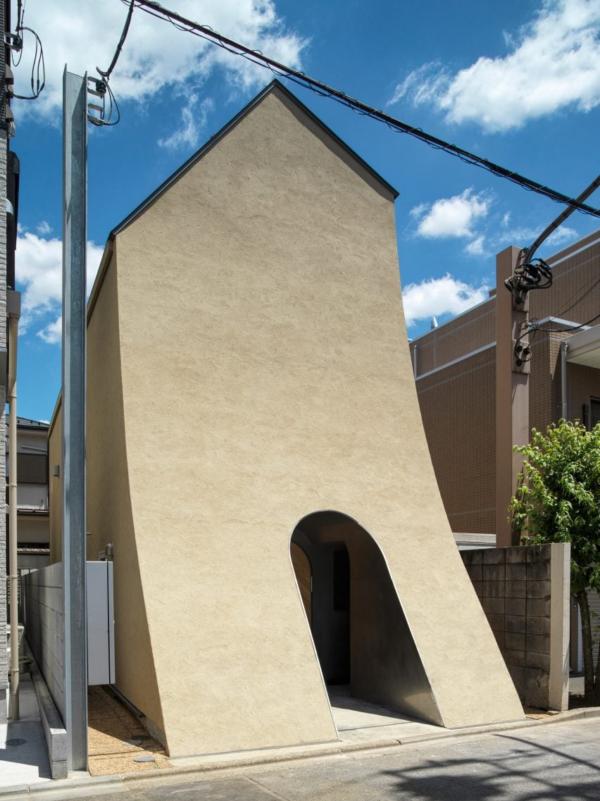 Curved facade of the house in Tokyo