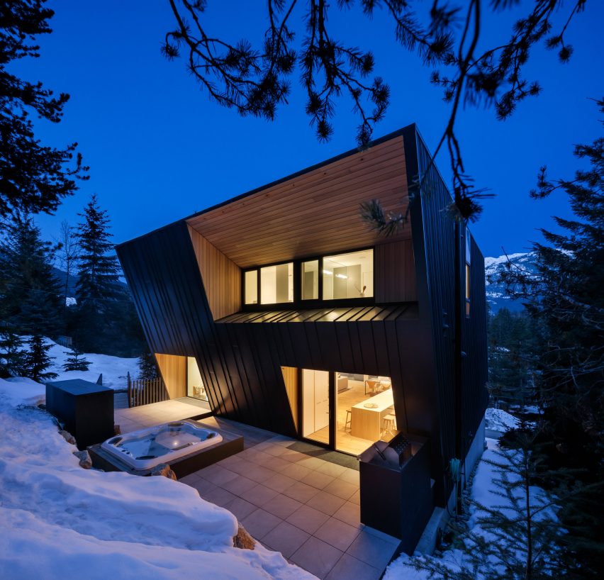Черный дом в форме параллелограмма на склоне холма в Канаде