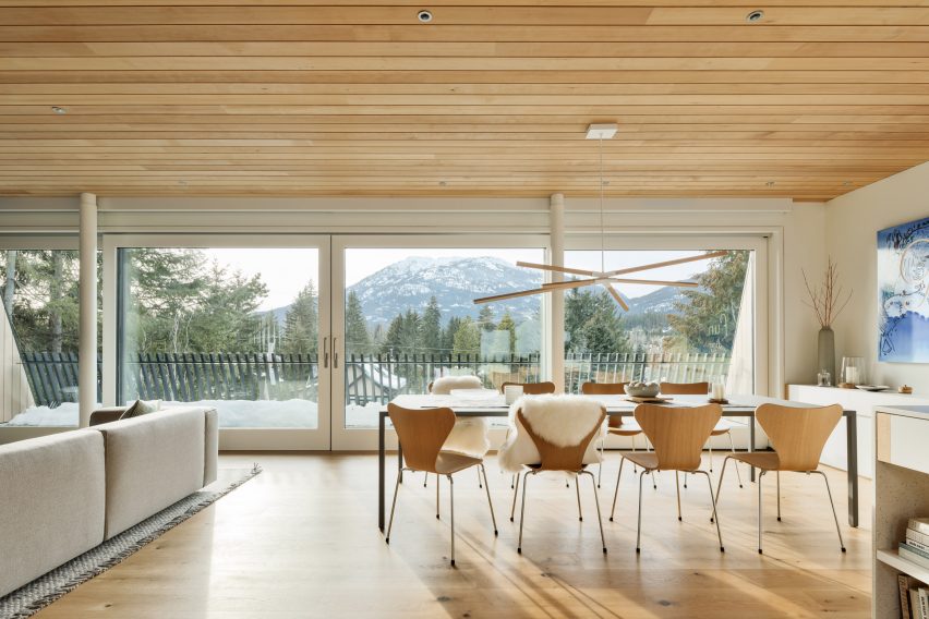 Деревянный потолок и полы в канадском доме отдыха