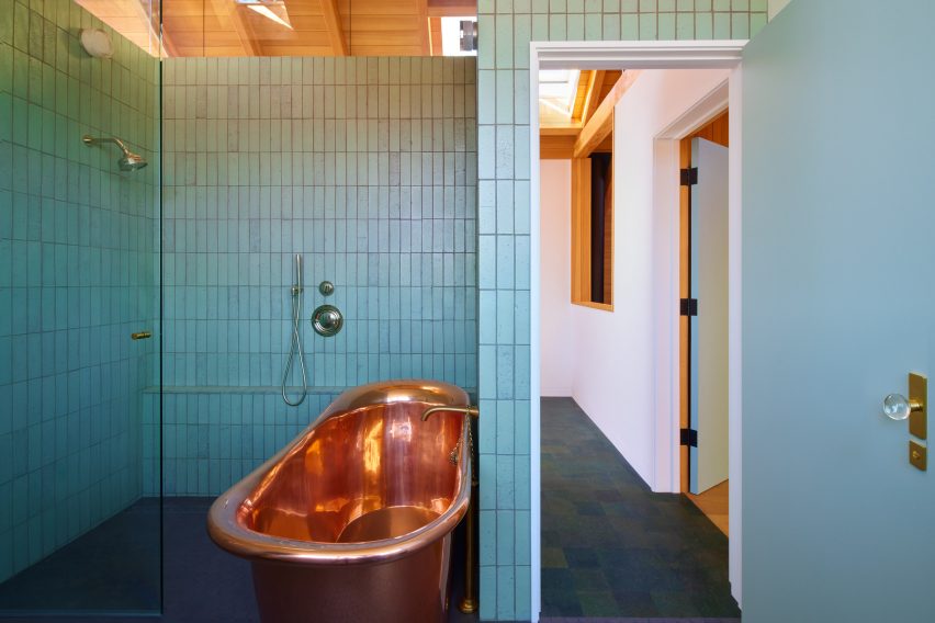 Koupelna obložená dlaždicemi ve sedlovém bytě od Design, Bitches