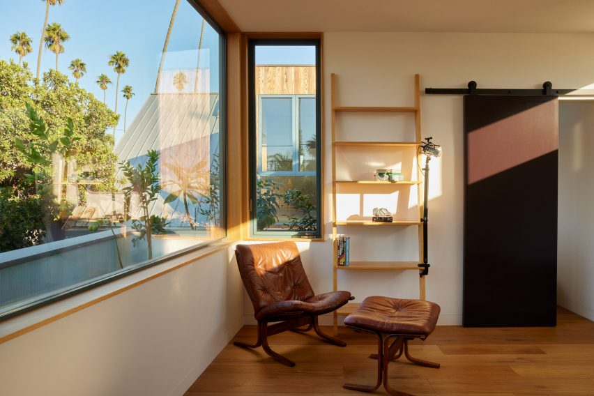 Nábytek v penzionu podle designu, Feny s velkými přímočarými okny