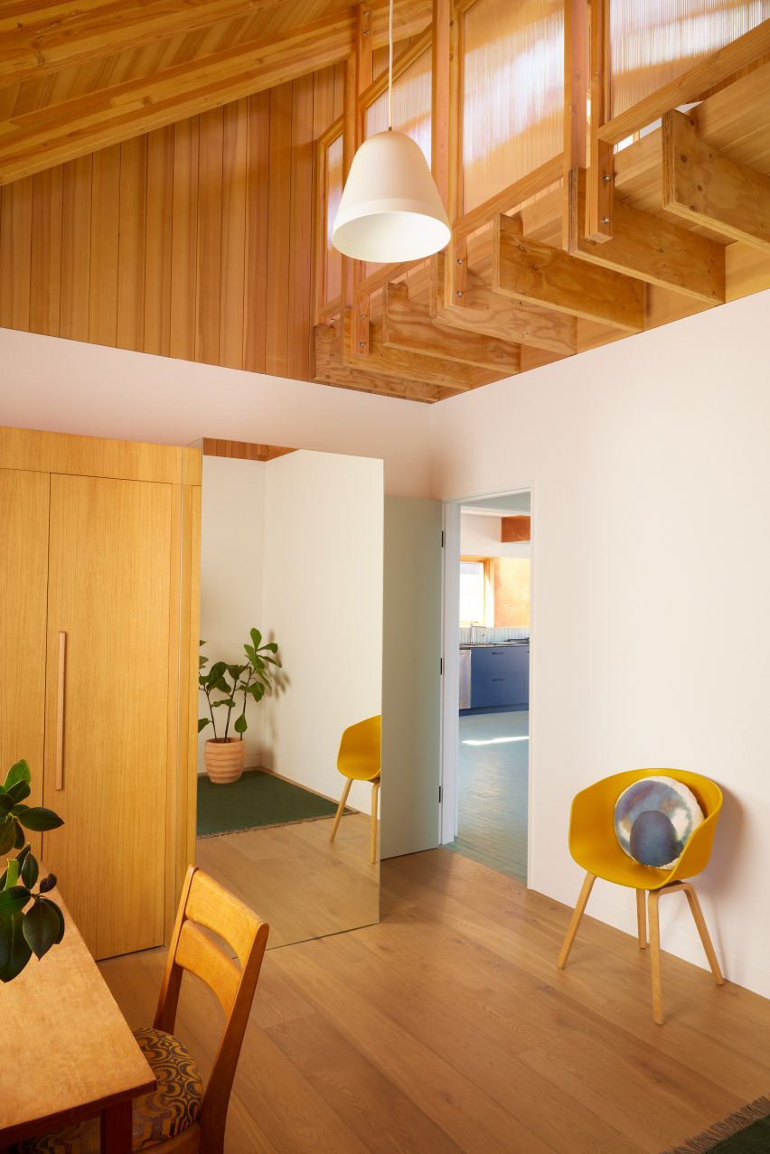 Dřevěné stropy a podlahy v sedlovém bytě od Design, Bitches