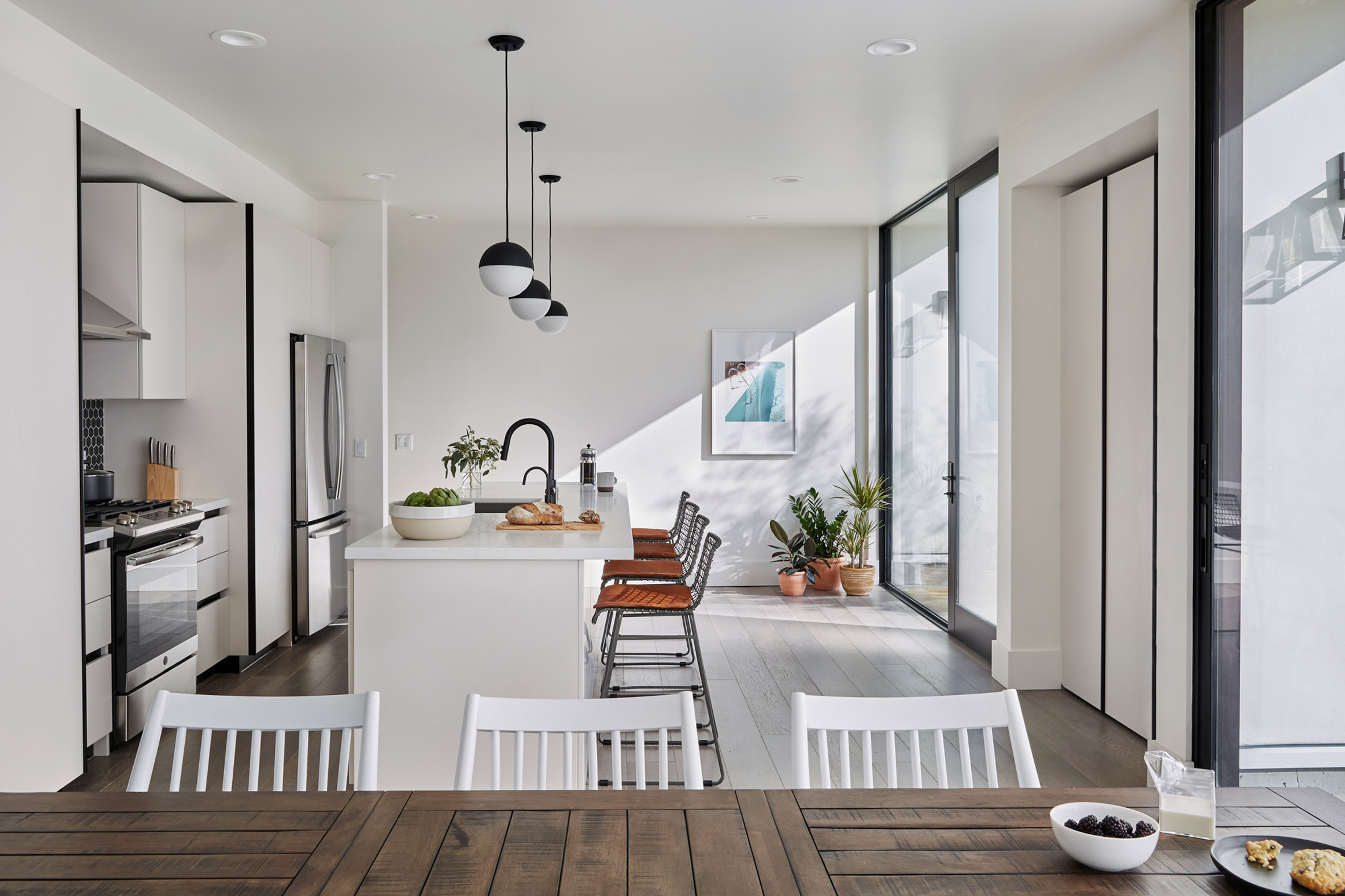 Open-plan kitchen and dining space within Common Melrose housing in Los Angeles