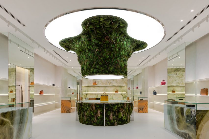 Instalación cubierta de musgo de forma orgánica que recuerda a un árbol brotando
