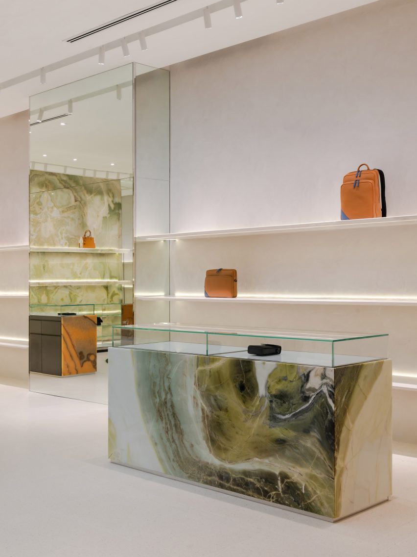 Interior de tienda de bolsos en Malasia con gabinetes de mármol