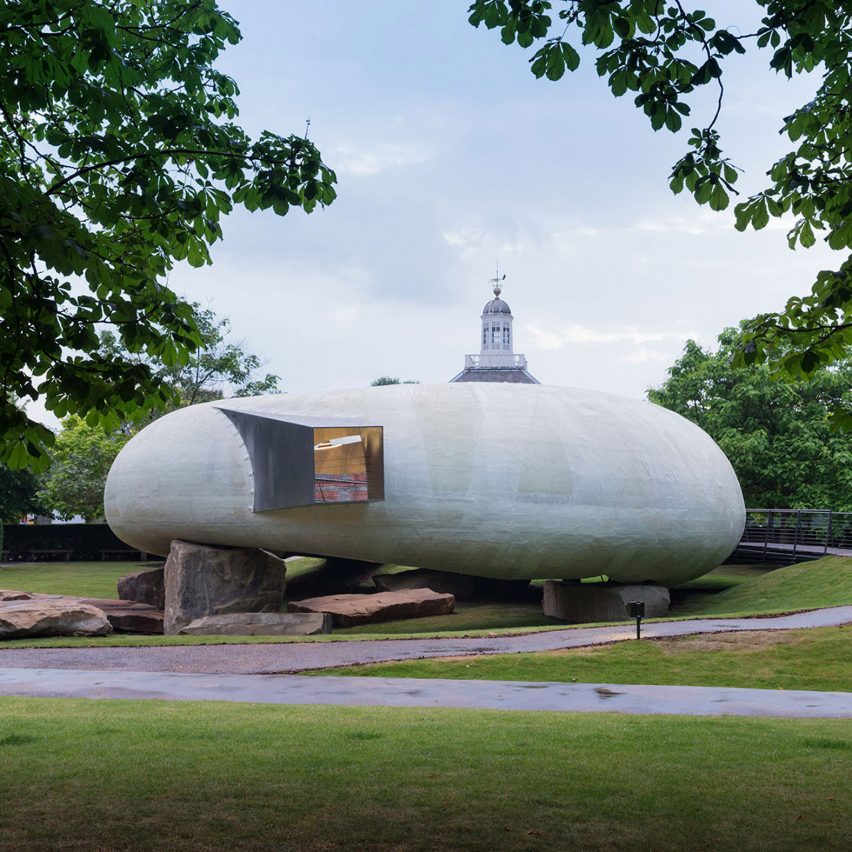 Oblázkový pavilon Serpentine Gallery z roku 2014, Londýn, od Smiljana Radiće