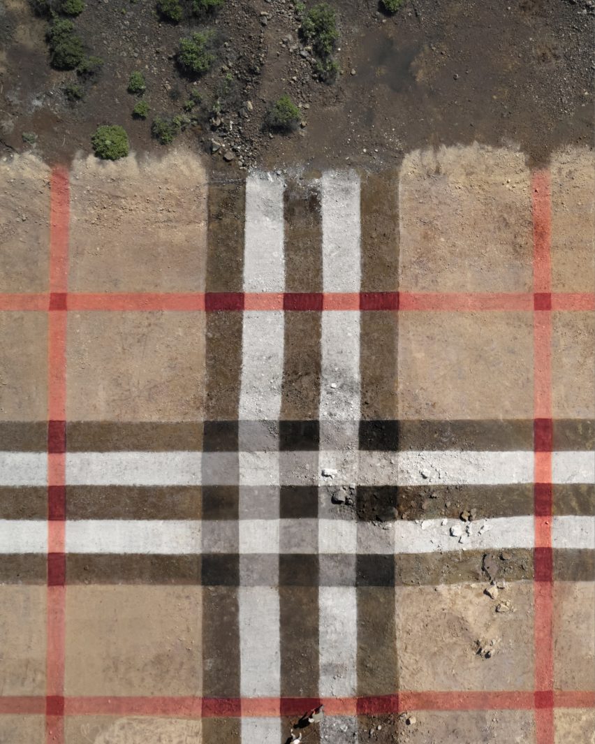Vista aérea do padrão xadrez da Burberry criado com tinta à base de leite