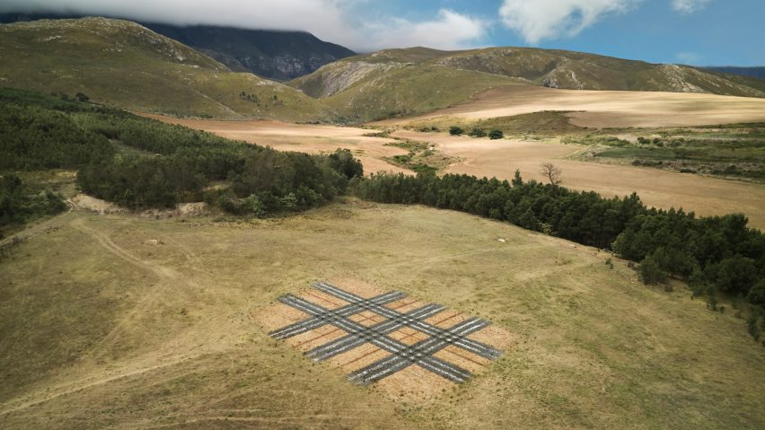 Photographie d'une prairie en Afrique du Sud avec une installation temporaire à grande échelle