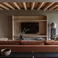 Lounge and television, Casa Tres Árboles in Valle de Bravo by Direccion