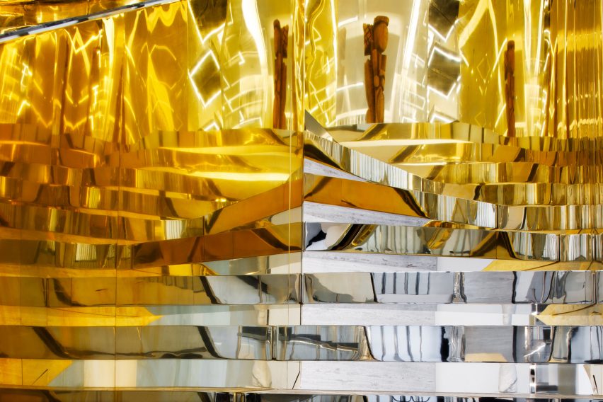 Imagen de una escalera dorada en la tienda de París