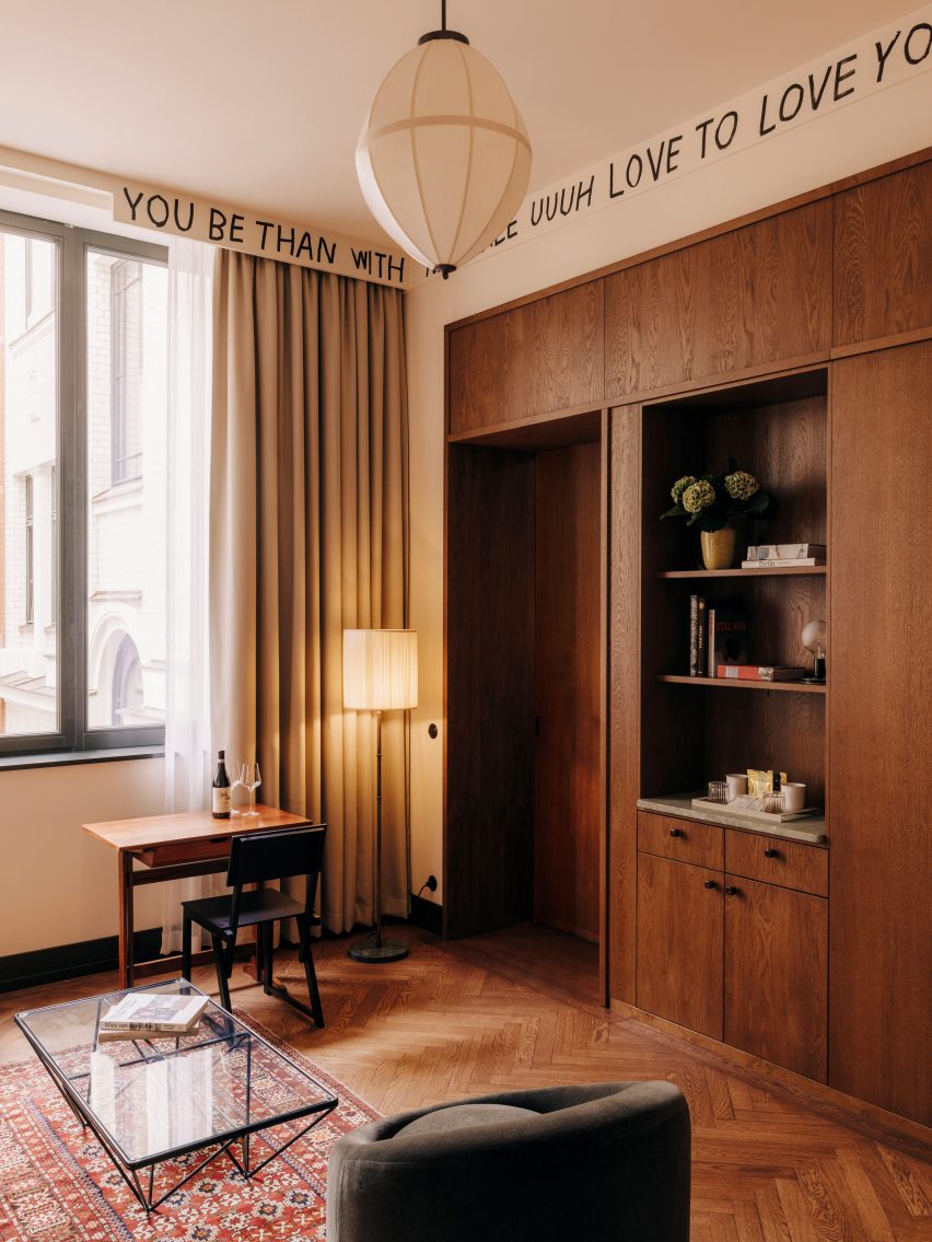 Zona de estar de la habitación de huéspedes en un hotel de Berlín por Irina Kromayer, Etienne Descloux y Katariina Minits
