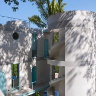 Palma positions stucco-clad housing complex on Mexican coastline