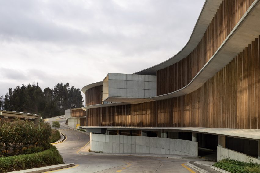 Curved exterior of Novopan offices by Diez and Muller Arquitectos