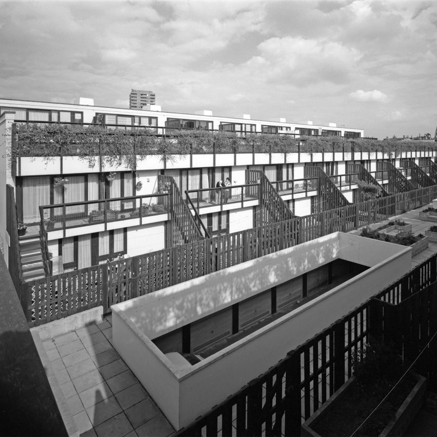 Černobílá fotografie Dunboyne Road Estate v Londýně