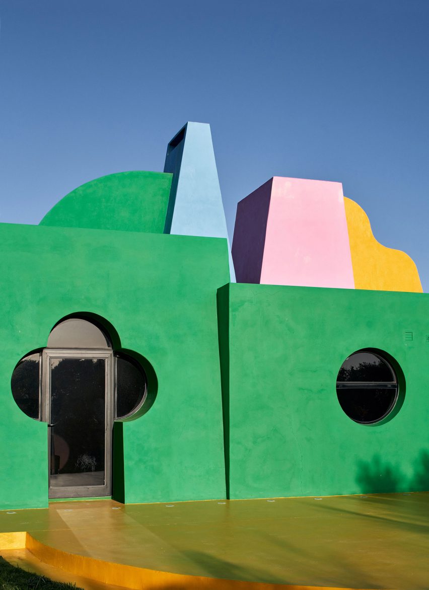 Colorido exterior de Casa Neptuna de Edgardo Giménez