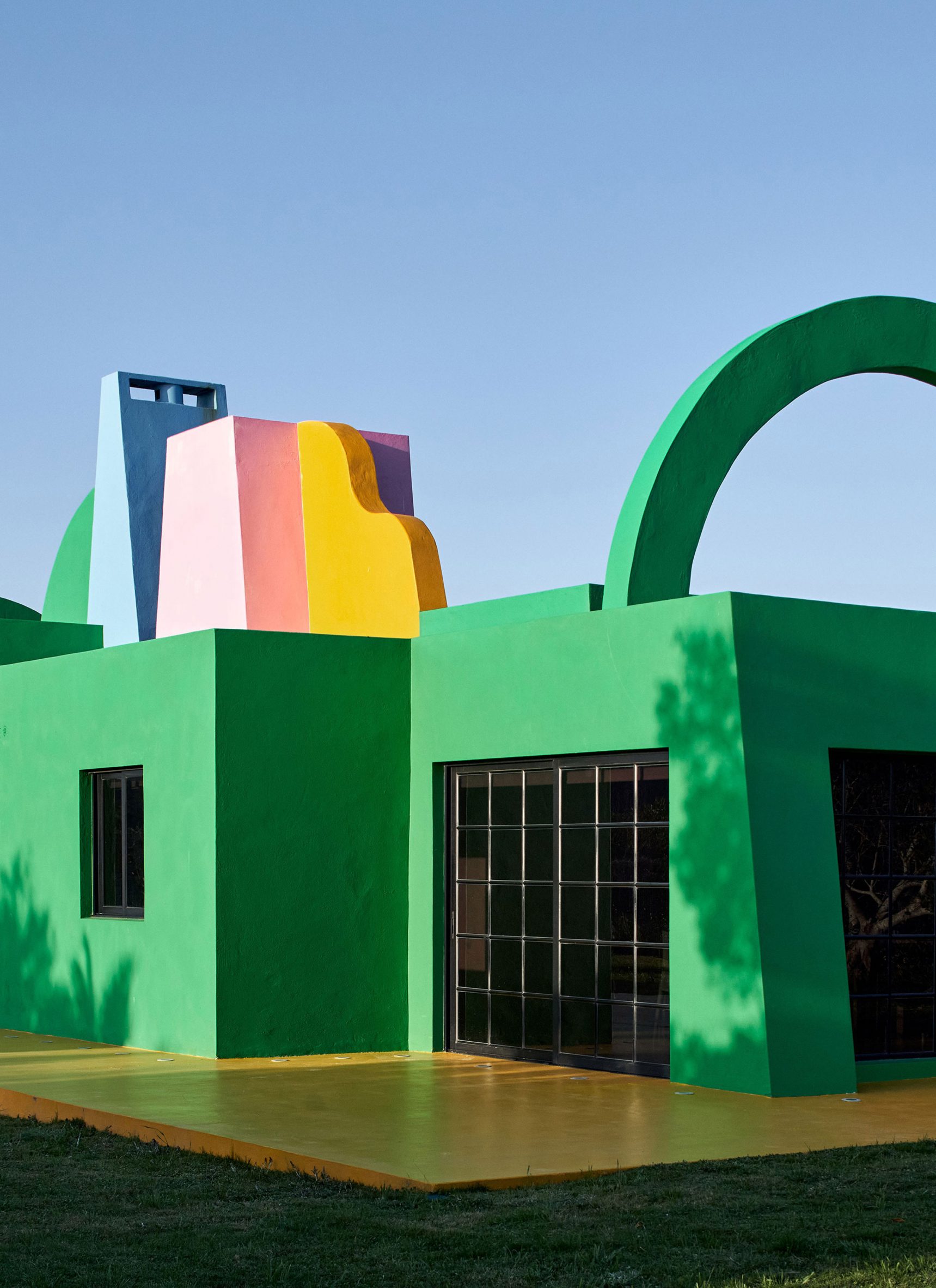 Colourful exterior of Casa Neptuna by Edgardo Giménez