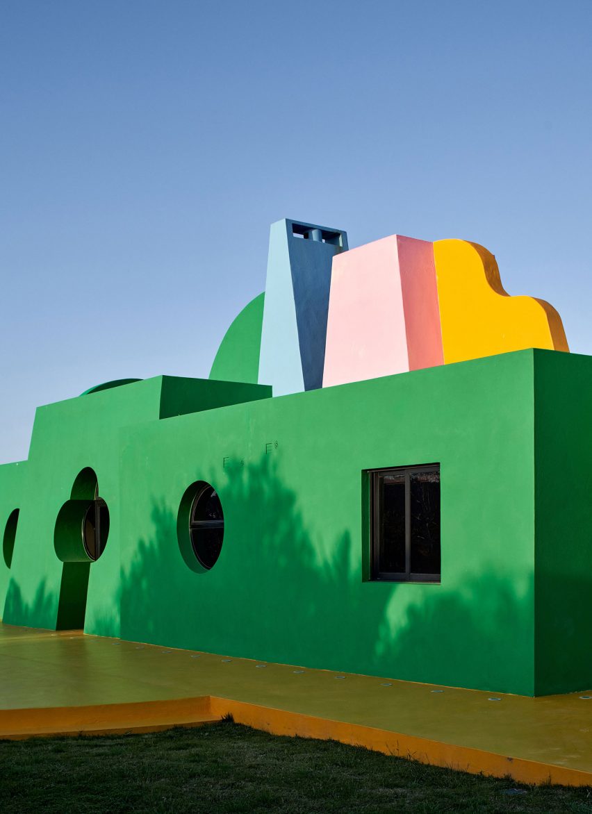 Colorido exterior de Casa Neptuna de Edgardo Giménez