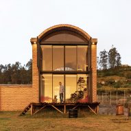 ERDC Arquitectos and Taller General create a "bread oven" house with vaulted brick in Quito